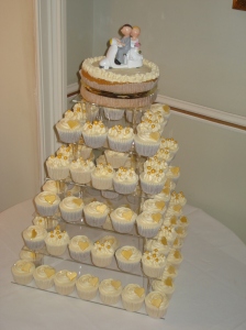 Gold themed wedding cupcakes at Melville Castle, Edinburgh
